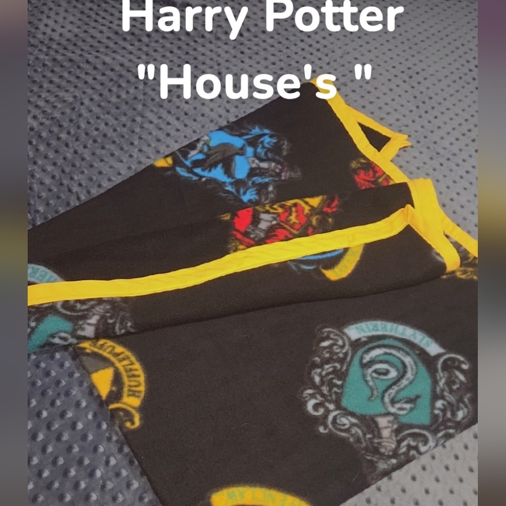 Harry Potter House's Fleece Blanket - Black and Yellow